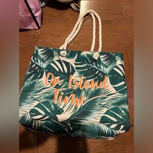 Adorable beach bag!! Great condition!